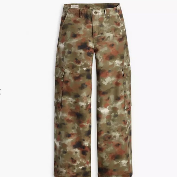 NWT Levi's Baggy Cargo Pants size 27 in Mossy Green Watercolor 30" inseam - Picture 1 of 14
